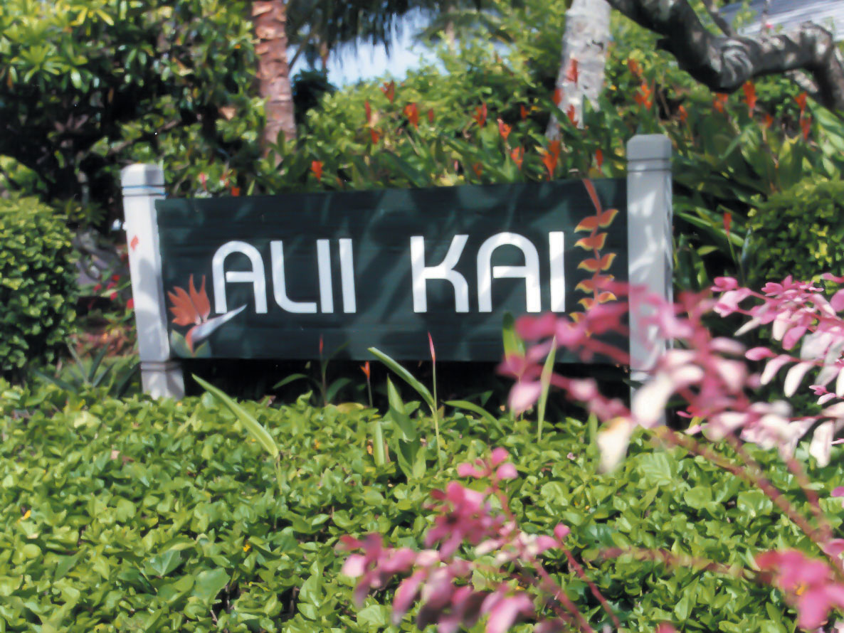 The inviting resort entrance at VRI's Alii Kai Resort in Hawaii